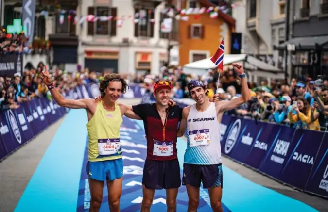  ?? UTMB ?? Francesco Puppi, Stian Angermund og spanske Antonio Martinez Perez etter målgang i OCC-løpet i Chamonix 31. august i fjor. Lørdag ble det kjent at Angermund testet positivt etter nettopp dette løpet.