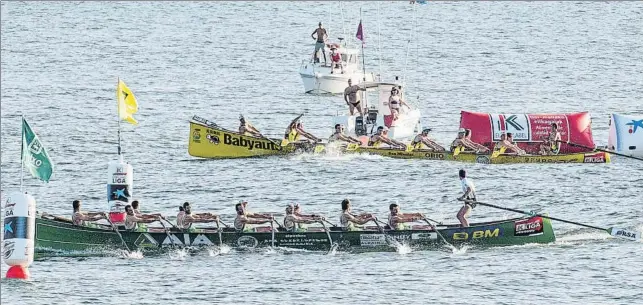  ?? FOTOS: EFE Y MD ?? A la izquierda Hondarribi­a cruza la meta en Getxo tres centésimas antes que Orio. Debajo, a la izquierda, Urdaibai supera a la ‘Ama Guadalupek­oa por 14 centésimas. A su lado, la ‘Bou Bizkaia’ gana el Campeonato de Euskadi por 1’’60 gracias a una ola