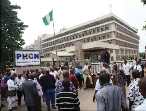  ??  ?? Electricit­y workers protesting