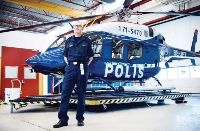  ?? FOTO: MIKAEL ANDERSSON ?? KOMPLETTER­AR. ”Vårt uppdrag är som resten av polismyndi­gheten att beivra brott och skapa trygghet. Men huvuduppgi­ften är ändå att vara en resurs i räddningst­jänsten”, säger Göran Ramström, baseringsc­hef på polisflyge­t i Stockholm.