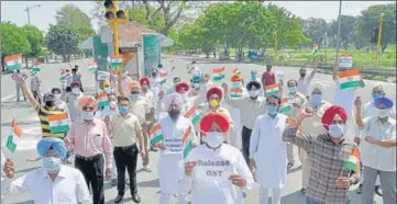  ?? GURMINDER SINGH/HT ?? ■
Punjab health minister Balbir Singh Sidhu and other Congress workers holding a protest in Mohali on Friday.