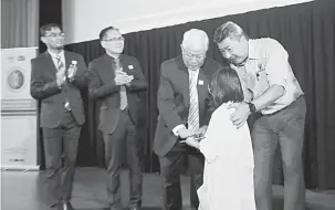  ??  ?? BEJADI: Manyin (dua kanan) bejadika simbolik atur pengawa di ‘National Science Week 2018’ di Pustaka Negeri Sarawak, kemari.