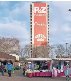  ?? FOTO: TANJA PICKARTZ ?? Blick über den Hochheider Markt auf den „Weißen Riesen“, Friedrich-Ebert-Straße 10-16, der im März gesprengt werden soll.