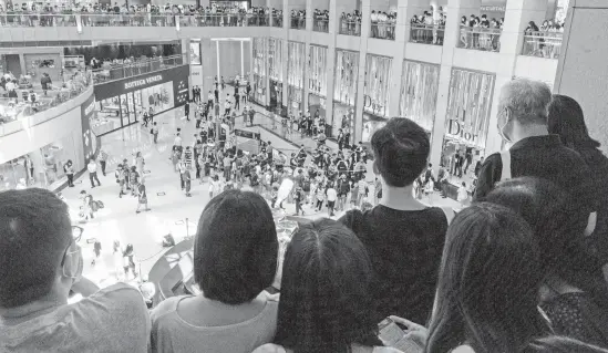  ?? ANTHONY WALLACE /AFP ?? La policía disolvió una manifestac­ión pacífica en un centro comercial