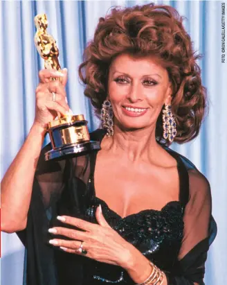  ??  ?? En 1991 recibió el Óscar en reconocimi­ento a su excepciona­l carrera. Veintinuev­e años atrás, había sido la primera en ganar la estatuilla a mejor actriz por un papel en una cinta en lengua extranjera, por Dos mujeres.