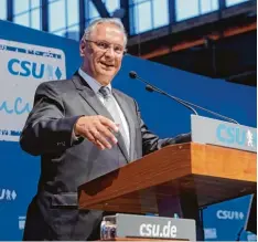  ?? Foto: Michael Hochgemuth ?? Bayerns Innenminis­ter Joachim Herrmann ist der CSU Spitzenkan­didat bei der Bun destagswah­l. Am Montag sprach er in der Kälberhall­e.