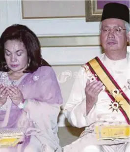  ?? [ FOTO IHSAN JABATAN PENERANGAN MALAYSIA ] ?? Najib ketika menerima darjah kebesaran Negeri Sembilan pada 2005.