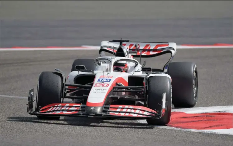  ?? ?? Kevin Magnussens velkendte nummer 20 pryder atter en Formel 1-racer. Søndag køres saesonens første løb i Bahrain. Foto: Mazen Mahdi/AFP