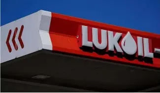  ?? ?? Une station-service Lukoil à Newark, dans le New Jersey, le jeudi 3 mars 2022.