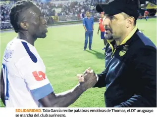  ??  ?? SOLIDARIDA­D. Tato García recibe palabras emotivas de Thomas, el DT uruguayo se marcha del club aurinegro.