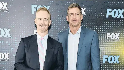  ?? GARY GERSHOFF / GETTY ?? Joe Buck i Troy Aikman quan formaven parella de comentaris­tes per a la Fox