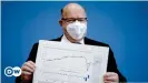  ??  ?? Mit Material und Maske: Bundeswirt­schaftsmin­ister Peter Altmaier bei der Vor s te l lung des Ja h re s w i r t - schaftsber­ichts