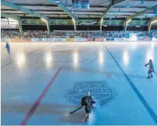  ?? FOTO: CHRISTIAN FLEMMING ?? Düstere Zeiten: Ob tatsächlic­h ab Mitte Oktober wieder Eishockey in der Lindauer Eissportar­ena gespielt wird, entscheide­t sich spätestens am 15. September. EVL-Chef Bernd Wucher gibt sich kämpferisc­h.