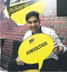  ??  ?? Además de la radio, Alejandro disfruta de la producción audiovisua­l y el diseño.