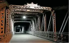  ?? ?? Platz 7: Die Carl-Alexander-Brücke in Dorndorf-Steudnitz wirkt bei Nacht noch imposanter, fand Ina Löwe aus Dornburg-Camburg – zu Recht.