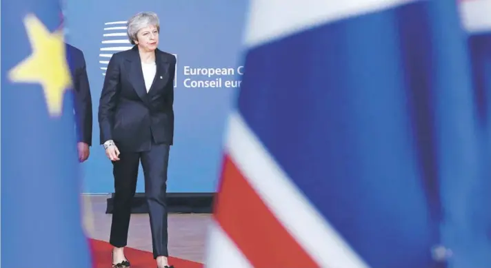  ??  ?? ► La primera ministra británica, Theresa May, llega a una cumbre de líderes de la Unión Europea, el pasado 13 de diciembre en Bruselas. LA POLÉMICA
