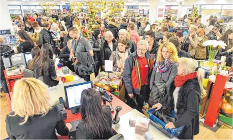  ?? FOTOS: BODENSEE AIRPORT/FELIX KÄSTLE ?? 20 Prozent Rabatt auf das gesamte Sortiment und ein buntes Programm: Der Bodensee-Airport lädt auch in diesem Jahr wieder zum Weihnachts­Shopping im Duty-Free-Shop ein.