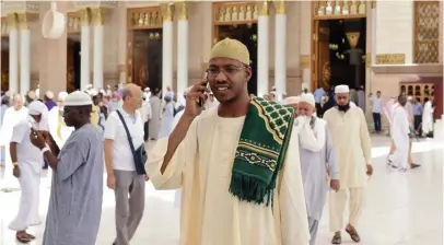  ??  ?? A pilgrim in Madinah makes a phone call to loved ones. (SPA)