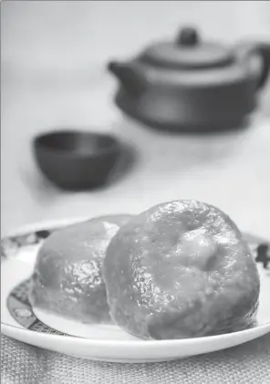  ?? PHOTOS PROVIDED TO CHINA DAILY ?? Clockwise from above: Green balls, a sweet snack made from rice flour mixed with mugwort juice; pomegranat­e-shaped steamed buns with minced pork and shepherd’s purse stuffing; toon shoots are among the popular spring vegetables.