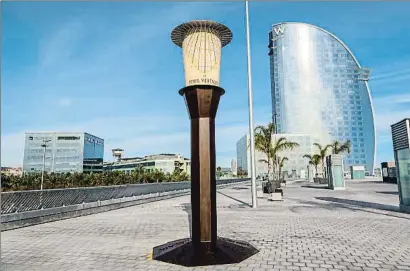  ?? ANGELA SILVA ?? Un reloj de sol, obra de Rafael Soler Gayà, en el nuevo espacio que está sobre la Marina Vela