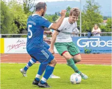  ?? FOTO: CF ?? Harun Sahin (TSV Schlachter­s) versucht den Lindauer Daniel Rupflin zu stoppen. Die SpVgg siegte mit 2:1 und steht am Sonntag vor dem nächsten wichtigen Derby gegen Achberg.