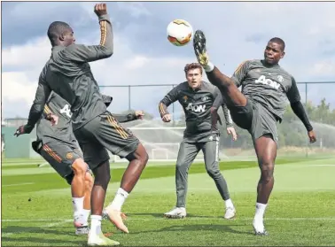  ??  ?? Los jugadores del Manchester United durante un entrenamie­nto.
