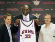  ?? ROSS D. FRANKLIN — THE ASSOCIATED PRESS FILE ?? Phoenix Suns’ Shaquille O’Neal holds up his new basketball jersey as he is flanked by Suns general manager Steve Kerr, left, and coach Mike D’Antoni at a news conference in Phoenix. Kerr praises D’Antoni for influencin­g the way NBA teams now play...