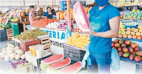  ??  ?? • En las fruterías la venta ha aumentado debido a la temporada calurosa en la entidad.
