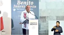  ??  ?? El presidente López Obrador anunció los cambios en el sistema de pensiones para adultos mayores desde Guelatao de Juárez, Oaxaca, donde colocó una ofrenda floral ante el monumento de Benito Juárez.