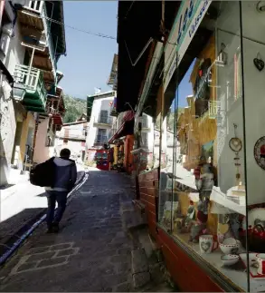  ??  ?? A Saint-Martin-Vésubie, les commerces ont tiré le rideau. Pour combien de temps ? (Photo Frantz Bouton)
▼ Comment faire revenir les touristes, les randonneur­s à Tende après l’effondreme­nt des routes ? (Photo Jean-François Ottonello)