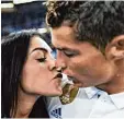  ?? Foto: dpa ?? Süßer Lohn: Der zweifache Torschütze Cristiano Ronaldo und seine Partnerin Georgina Rodriguez.