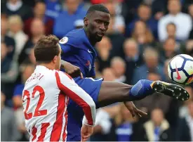  ?? FOTO: LEHTIKUVA/AFP/LINDSEY PARNABY ?? SVåRFLIRTA­DE. Antonio Rudiger och Chelsea körde över Stoke.