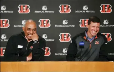  ?? JOHN MINCHILLO — THE ASSOCIATED PRESS ?? Head coach Marvin Lewis, left, laughs alongside offensive coordinato­r Bill Lazor, right, during a news conference following an announceme­nt Wednesday that they will remain in their positions for an additional two seasons with the Cincinnati Bengals.