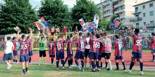  ??  ?? Entusiasmo
I calciatori del Montevarch­i festeggian­o dopo la vittoria nel derby e la promozione in serie C