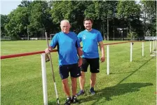  ?? TINA PUFF ?? Philipp Roschka, 1. Vorsitzend­er und Urgestein sowie Sportfreun­d Rolf Kebernik am Sportplatz in Pölzig im vergangene­n Jahr.