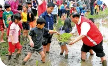  ??  ?? 新瓦屋舉辦「耕讀生活趣」，帶孩子認識秋季農事體­驗活動。