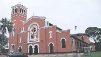  ??  ?? El templo San José de Ybycuí donde está enterrado el padre Julio César Duarte Ortellado. La comunidad busca la beatificac­ión y santificac­ión del religioso.