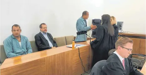  ?? FOTO: JULIA BAUMANN ?? Das Kemptener Landgerich­t verurteilt den Hauptangek­lagten im Prozess um den Rentnermor­d in Lindau ( Mitte, stehend) zu einer lebenslang­en Haftstrafe. Der 27- jährige Mitangekla­gte wird freigespro­chen.
