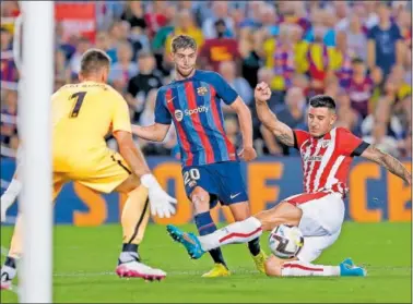  ?? ?? Sergi Roberto centra ante la oposición de Yuri en una acción del partido.