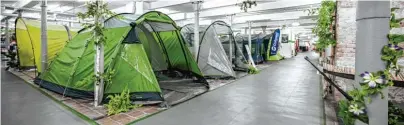  ??  ?? Der nächste Outdoor Trip kann kommen: Bei Sport Förg kann man die größte Ausstellun­g an aufgebaute­n Zelten in Deutschlan­d sehen.