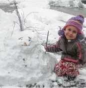  ?? Foto: Borzym ?? Die fünfjährig­e Maya Joachim aus Tapfheim hat Spaß mit ihrem Schneemann namens Olaf.