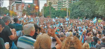  ?? ARIEL BOGDANOV ?? PATIO OLMOS. Tradiciona­l punto de encuentro de los cordobeses, que salieron a apoyar a Macri.