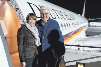  ?? FOTO: DPA ?? Im Dienst von Deutschlan­d: Bundespräs­ident Frank-Walter Steinmeier und seine Frau Elke Büdenbende­r.