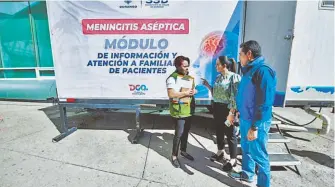  ?? ?? Las parejas
acuden a informarse de los riesgos de la meningitis aséptica