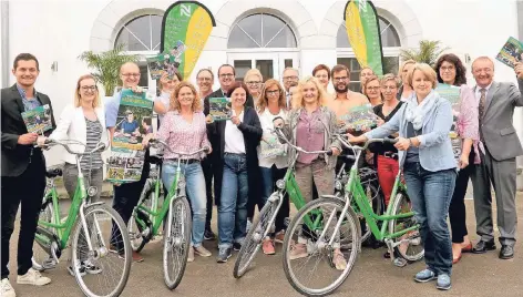  ?? RP-FOTO: GOTTFRIED EVERS ?? Vertreter der Kommunen aus dem Kreis Kleve laden zum großen Radwandert­ag am Niederrhei­n ein.