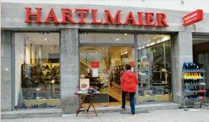  ?? Fotos (2): lime ?? Bei Hartlmaier in der Steingasse wird man fündig, wenn man bequeme und hochwertig­e Schuhe sucht. Vor al‰ lem mit ausführlic­her Beratung hat sich das Unternehme­n einen Namen gemacht.