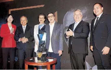  ??  ?? Metrobank Group chairman and founder George S.K. Ty (3rd from right) receives the 2017 Ramon V. del Rosario Award for Nation Building conferred by the Junior Chamber Internatio­nal Manila and the Asian Institute of Management’s Center for Corporate...