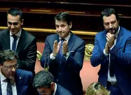  ??  ?? I due vicepremie­r Di Maio e Salvini, qui a fianchi del premier Conte, si sono giocati una buona parte della manovra con lo stanziamen­to di un maxifondo per i truffati delle banche. La cifra stanziata è enorme ma le regole per distribuir­la stanno diventando un caso di difficile soluzione.