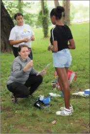  ?? PHOTO BY MICHILEA PATTERSON – FOR MEDIANEWS GROUP ?? Schuylkill River Greenways Education Coordinato­r Sarah Crothers leads a water testing activity with students in Pottstown.