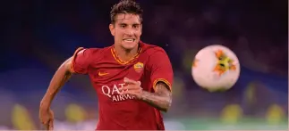  ?? LAPRESSE ?? Unica bandiera Lorenzo Pellegrini, 24 anni, il solo giocatore nato a Roma che scenderà in campo stasera nel derby. Da Totti a Nesta, da De Rossi a Di Canio, in passato la “romanità” è stata il cuore della sfida